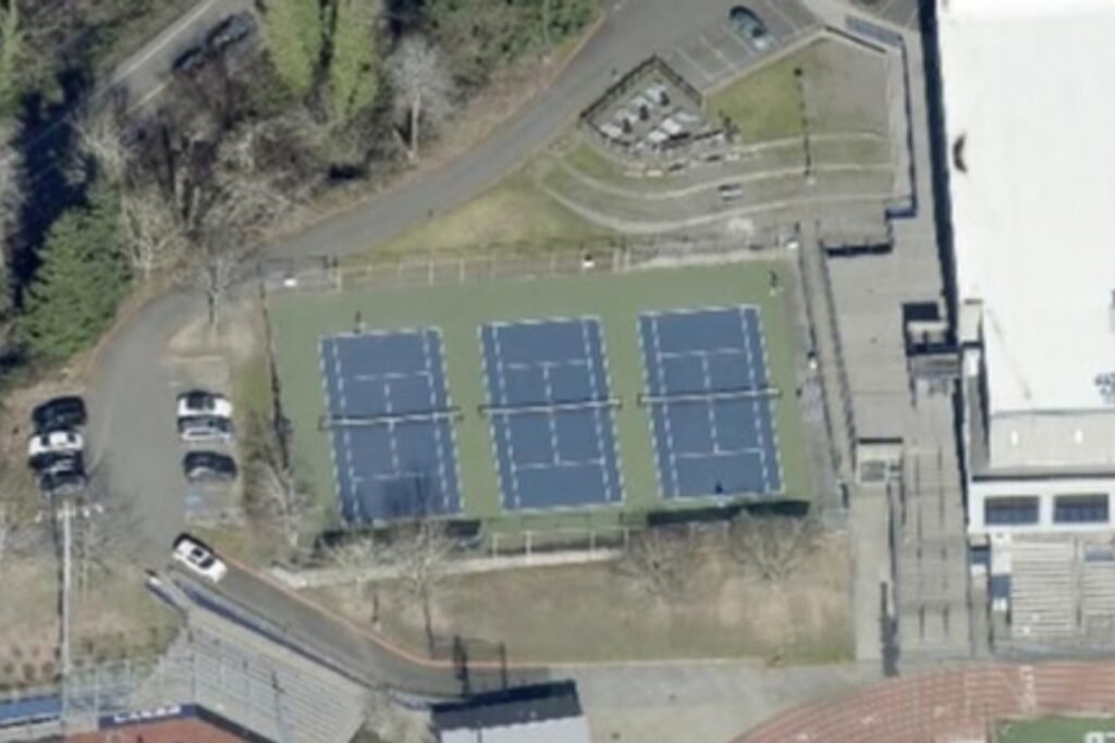 Lake Oswego Senior High School - North Courts Lake Oswego Pickleball Courts near me, pickleball Lake Oswego, pickleball near me